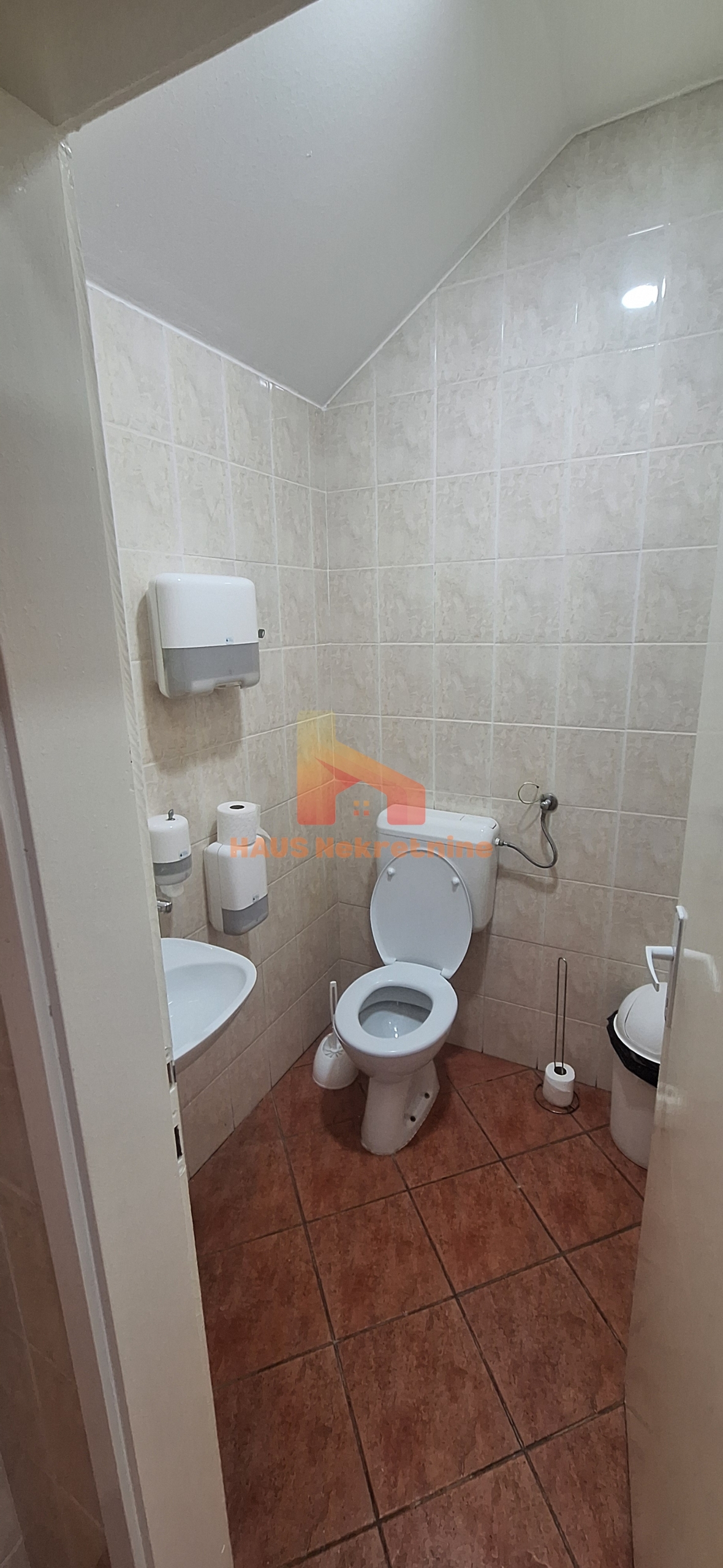 Poslovni prostor – 7 kancelarija – 210 m2 – Bana Milosavljevića