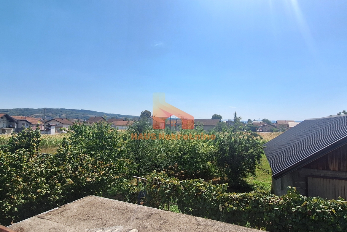 Kuća sa dvije stambene etaže – 160 m2 – Trn