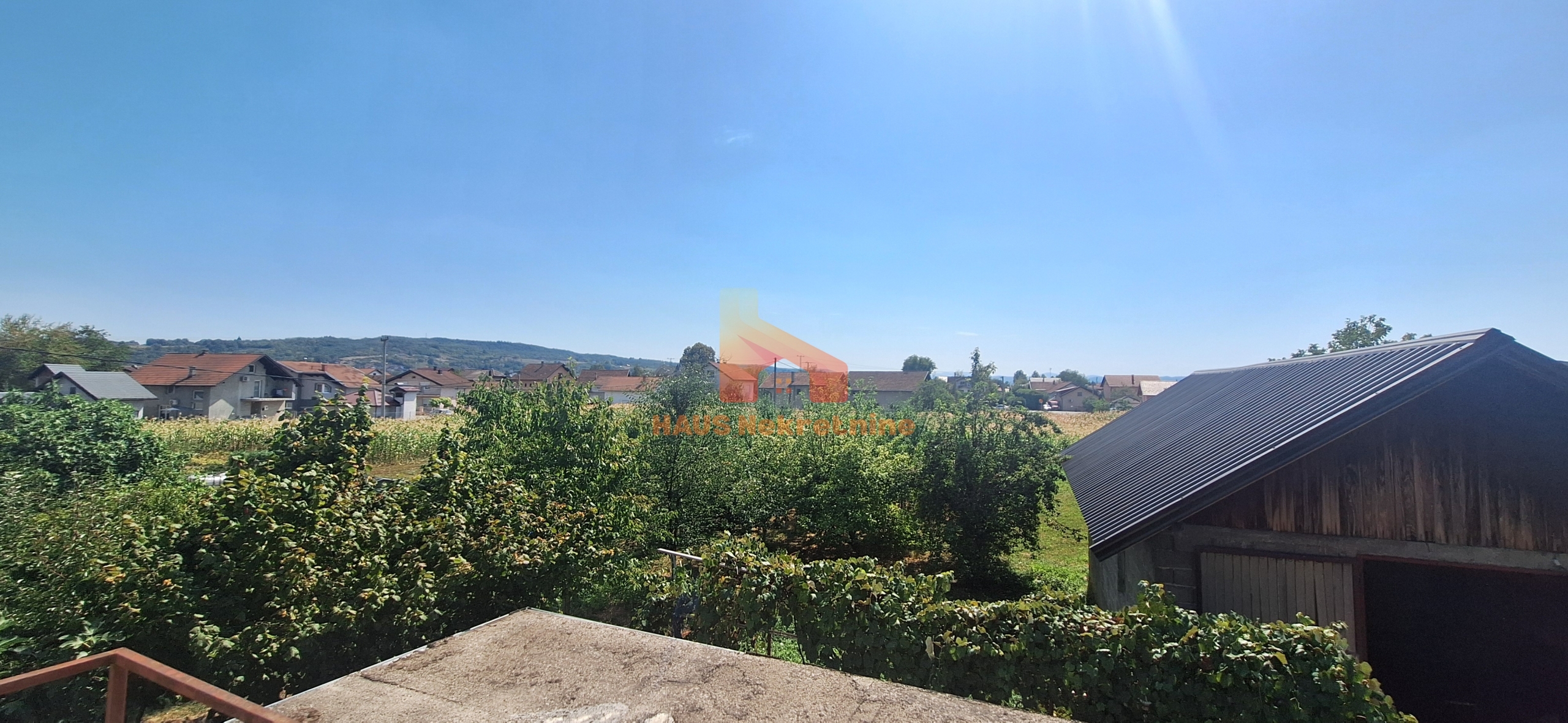 Kuća sa dvije stambene etaže – 160 m2 – Trn