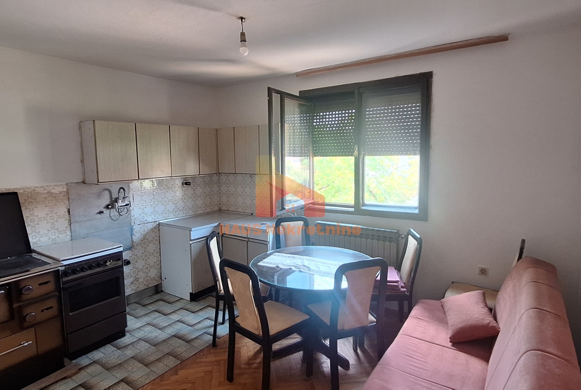 Kuća sa dvije stambene etaže – 160 m2 – Trn