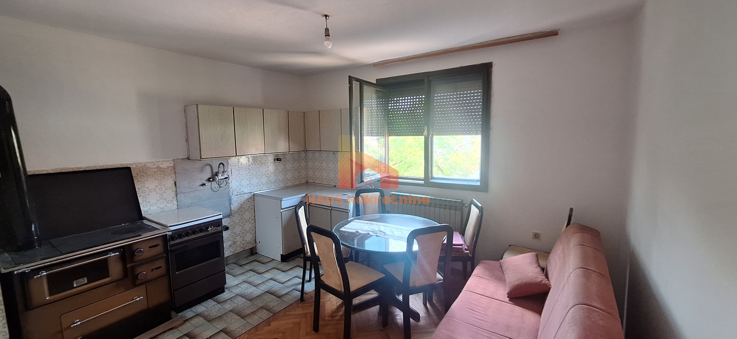 Kuća sa dvije stambene etaže – 160 m2 – Trn