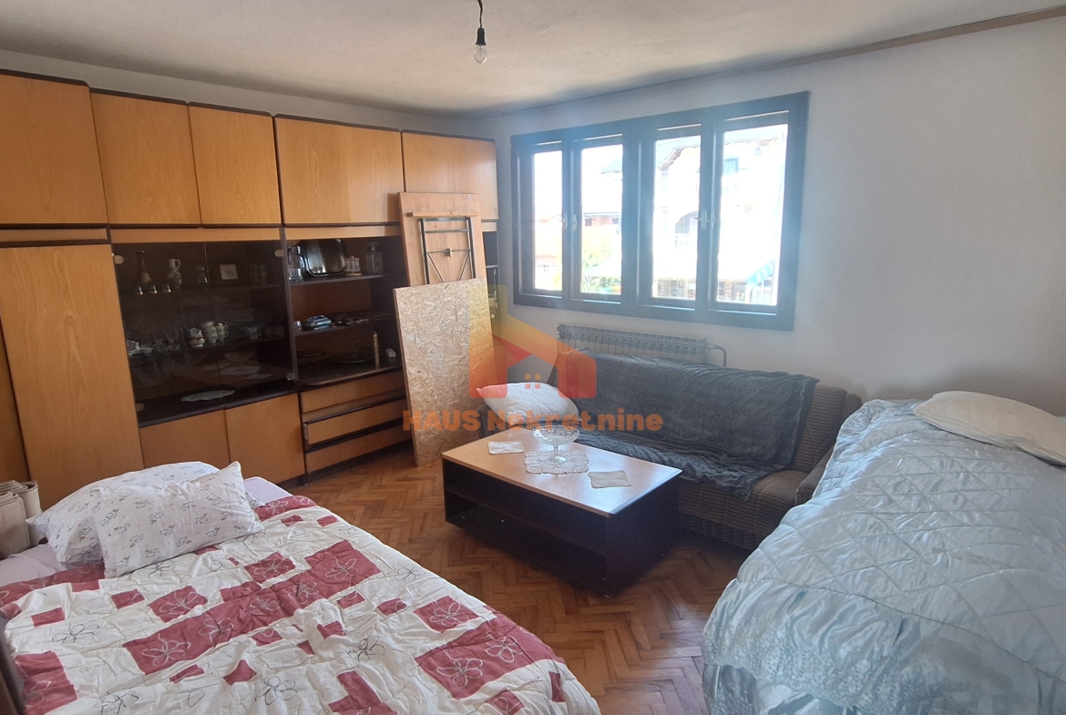 Kuća sa dvije stambene etaže – 160 m2 – Trn