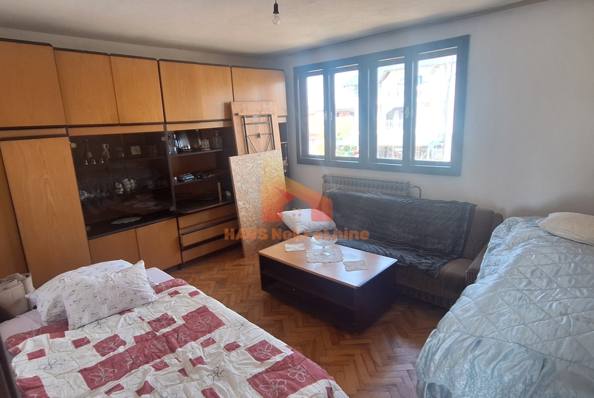 Kuća sa dvije stambene etaže – 160 m2 – Trn