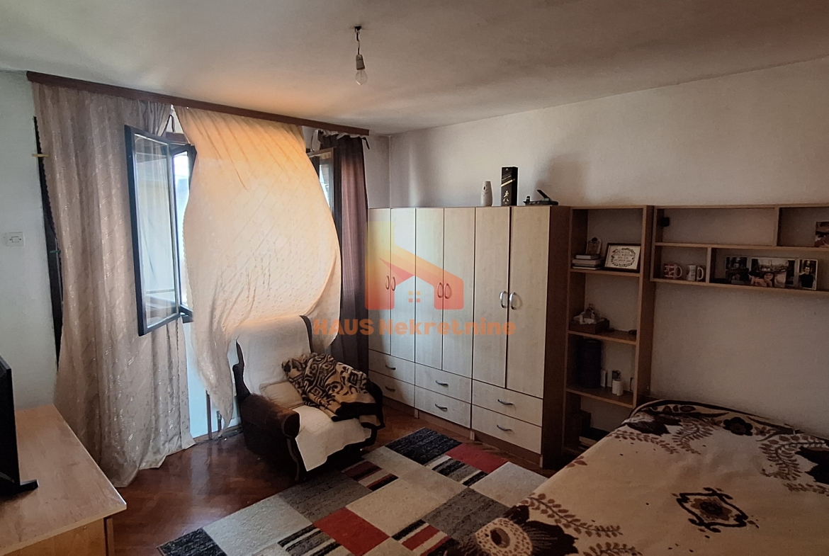 Kuća sa dvije stambene etaže – 160 m2 – Trn
