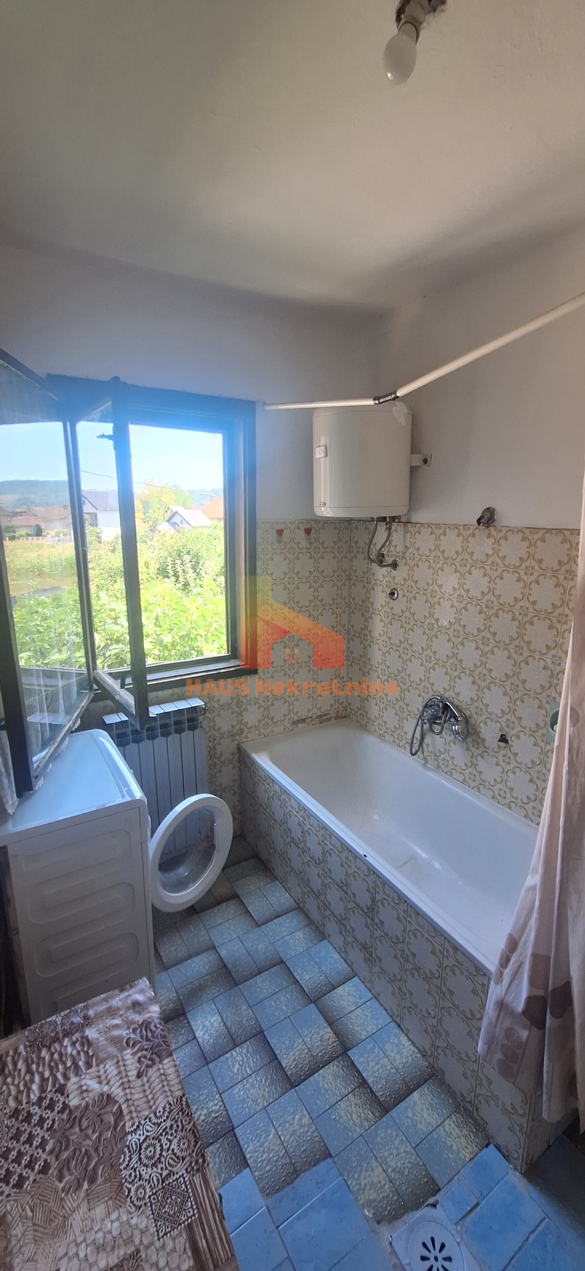 Kuća sa dvije stambene etaže – 160 m2 – Trn