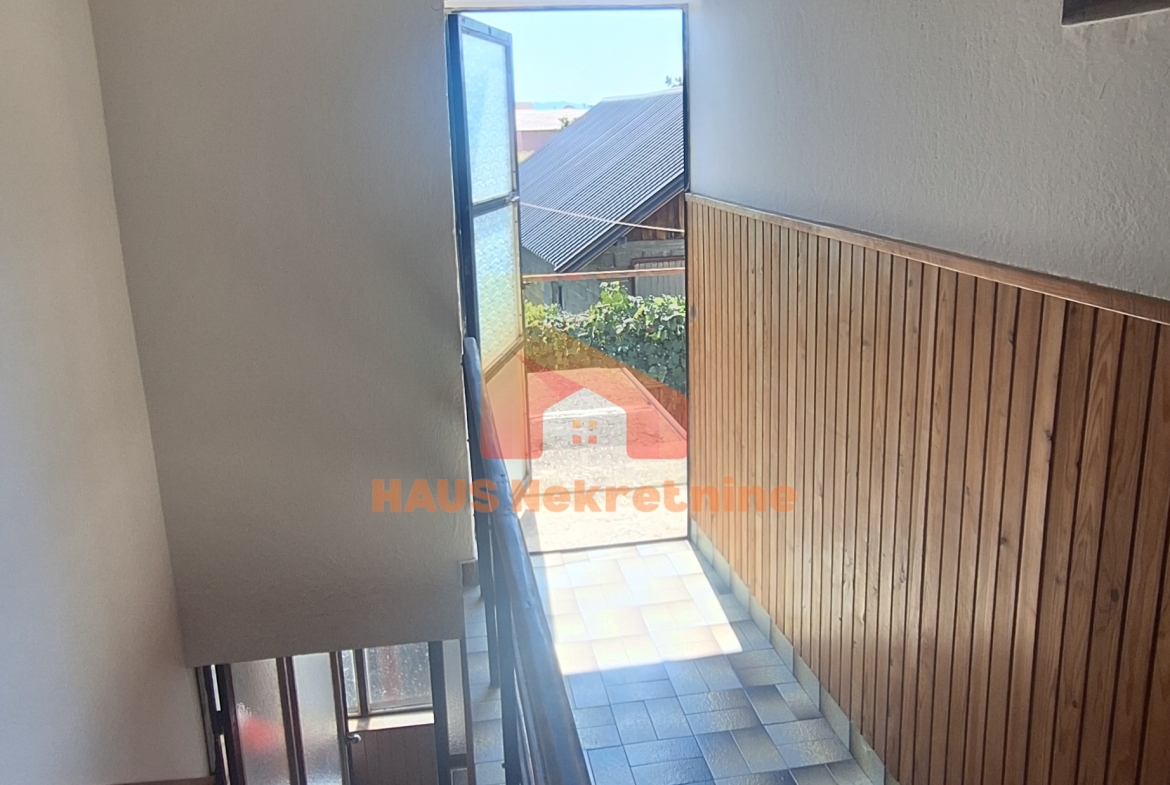 Kuća sa dvije stambene etaže – 160 m2 – Trn