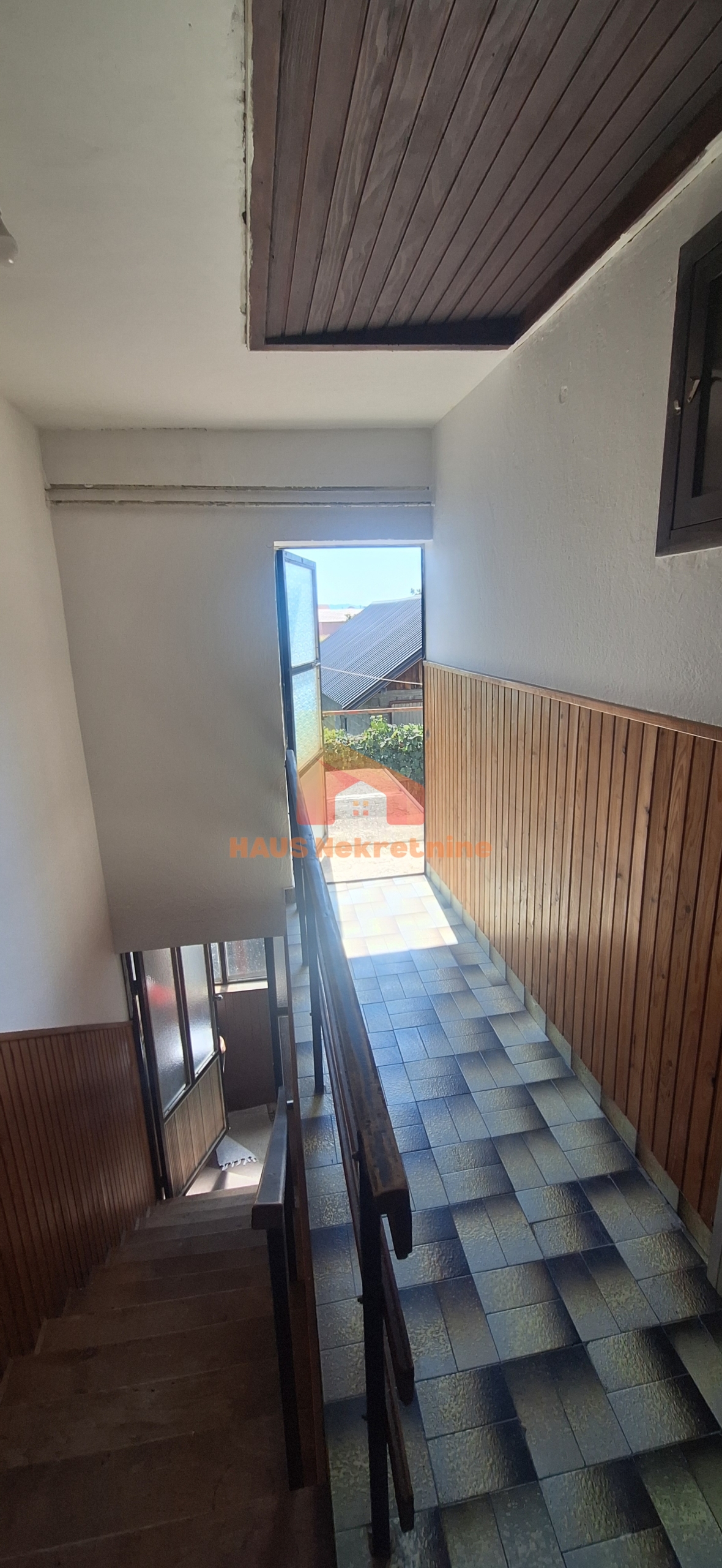 Kuća sa dvije stambene etaže – 160 m2 – Trn