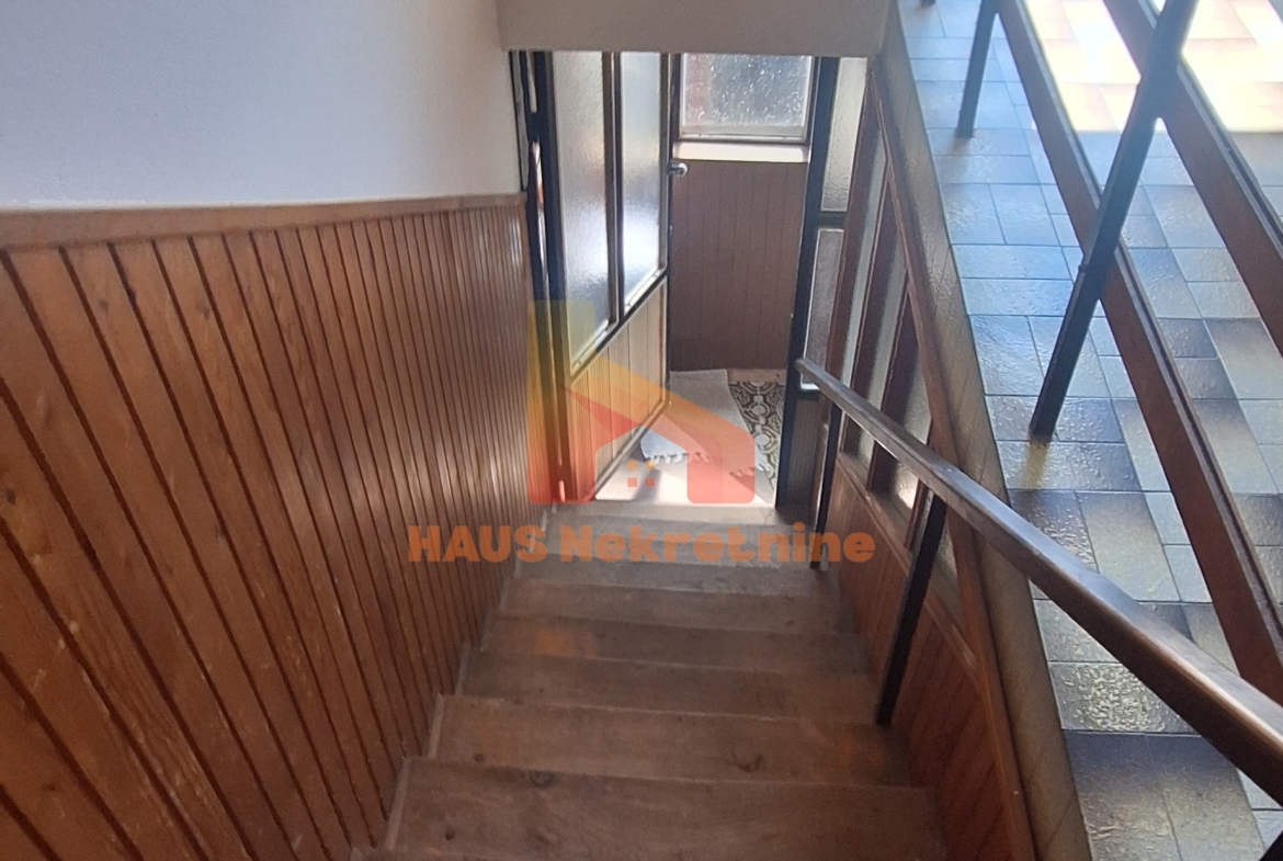 Kuća sa dvije stambene etaže – 160 m2 – Trn