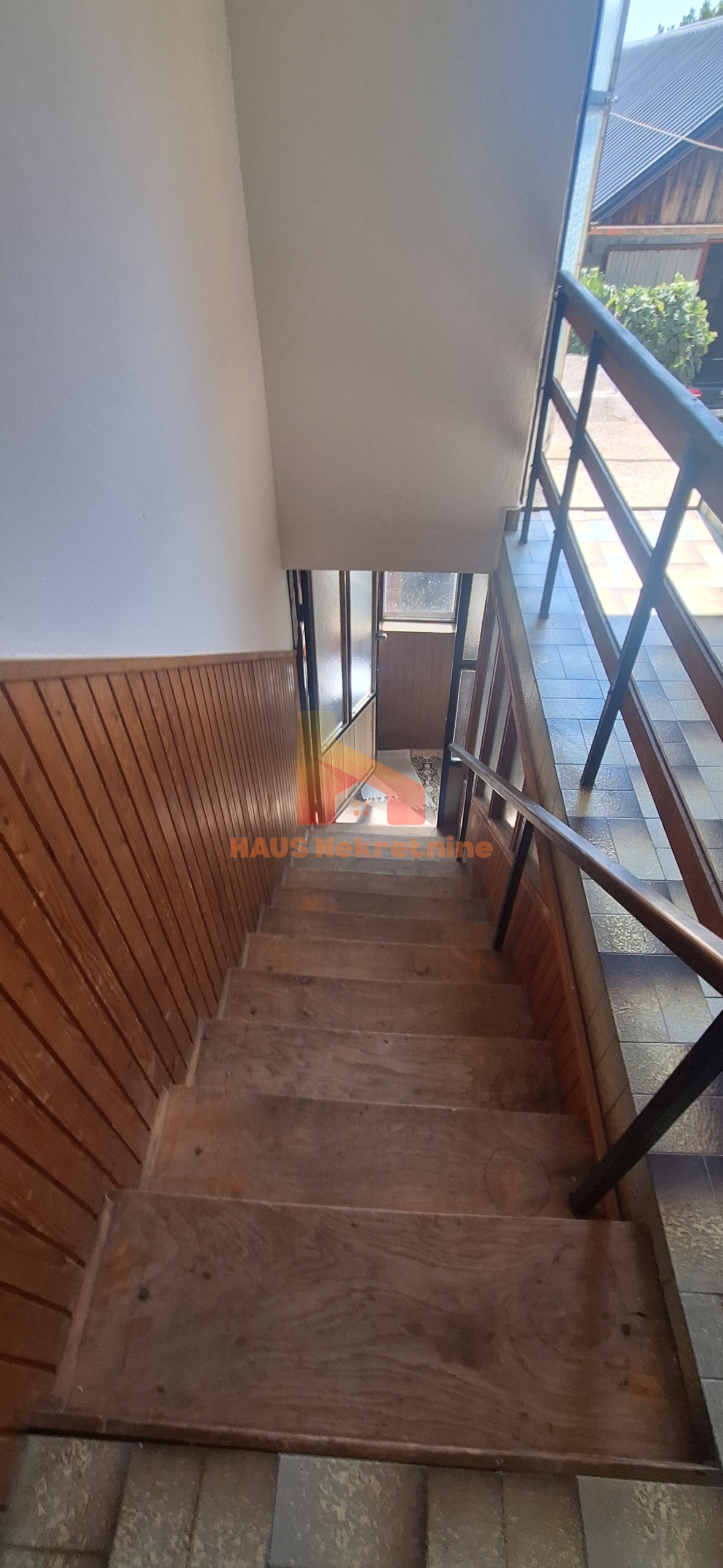 Kuća sa dvije stambene etaže – 160 m2 – Trn