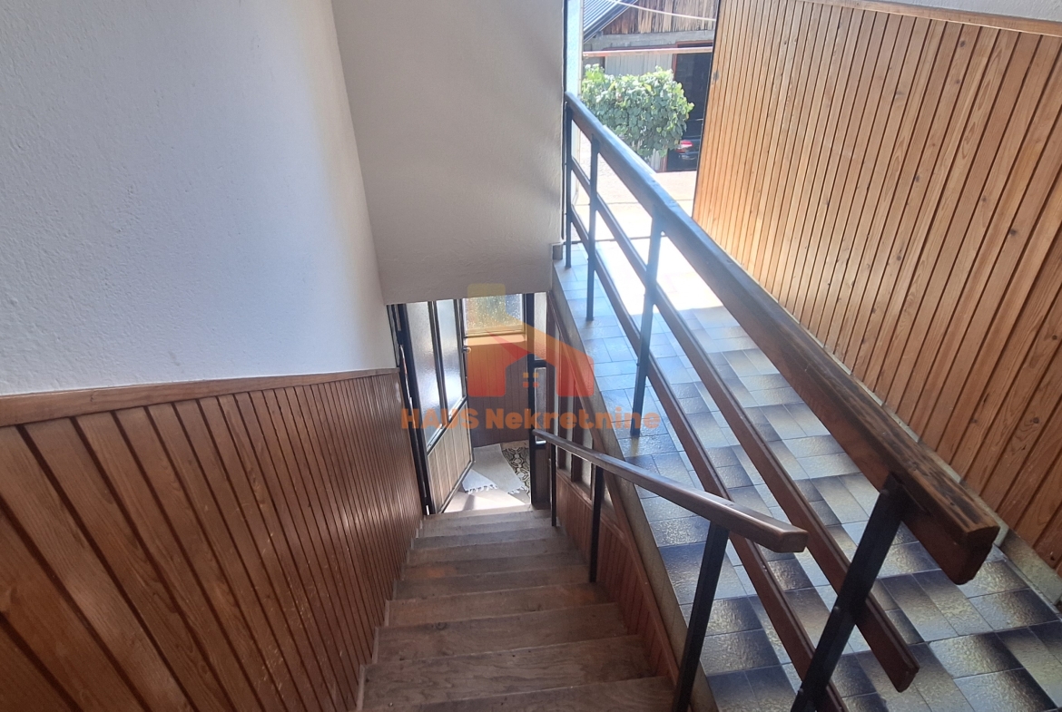Kuća sa dvije stambene etaže – 160 m2 – Trn