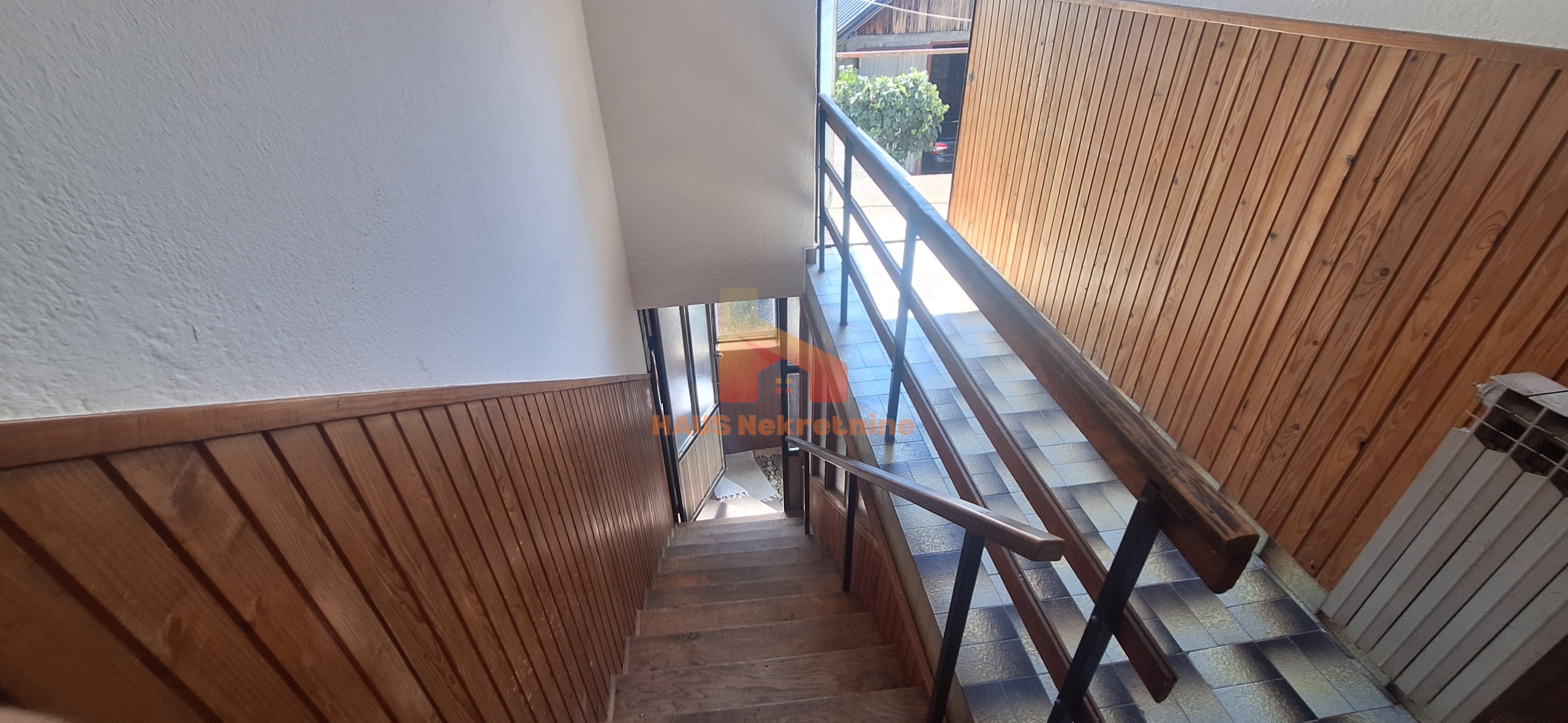 Kuća sa dvije stambene etaže – 160 m2 – Trn