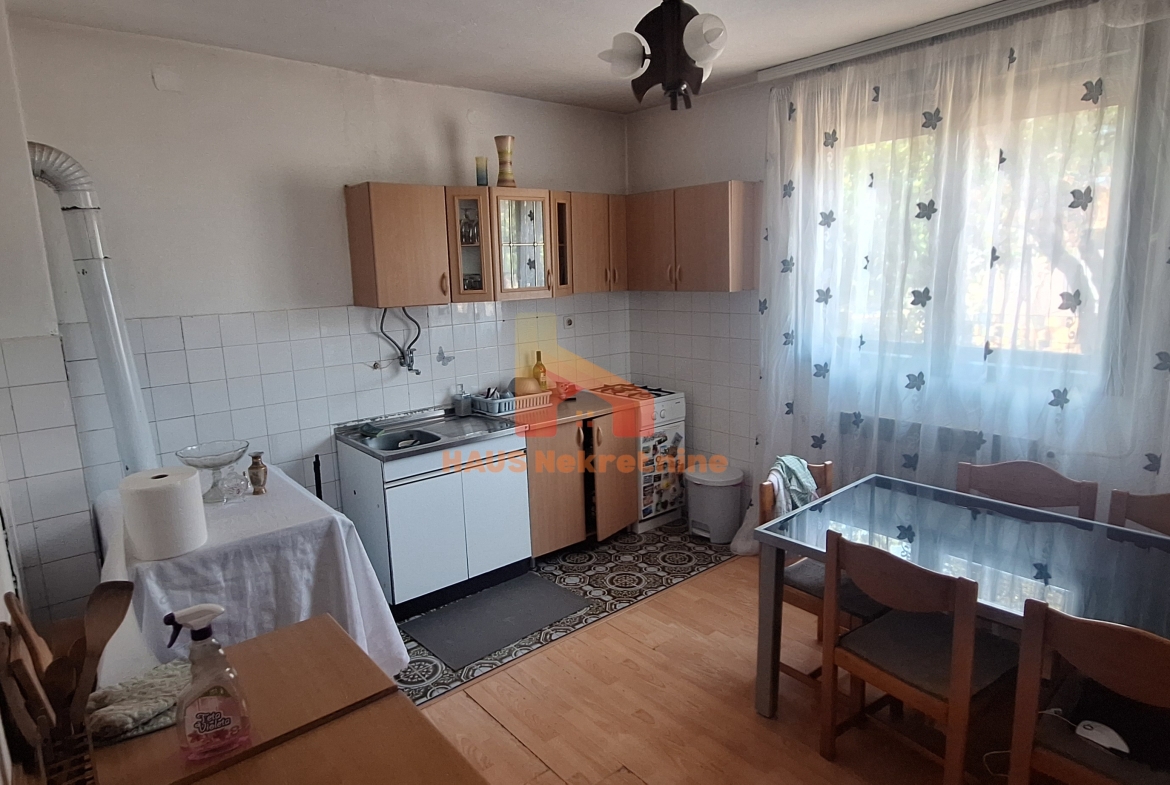 Kuća sa dvije stambene etaže – 160 m2 – Trn