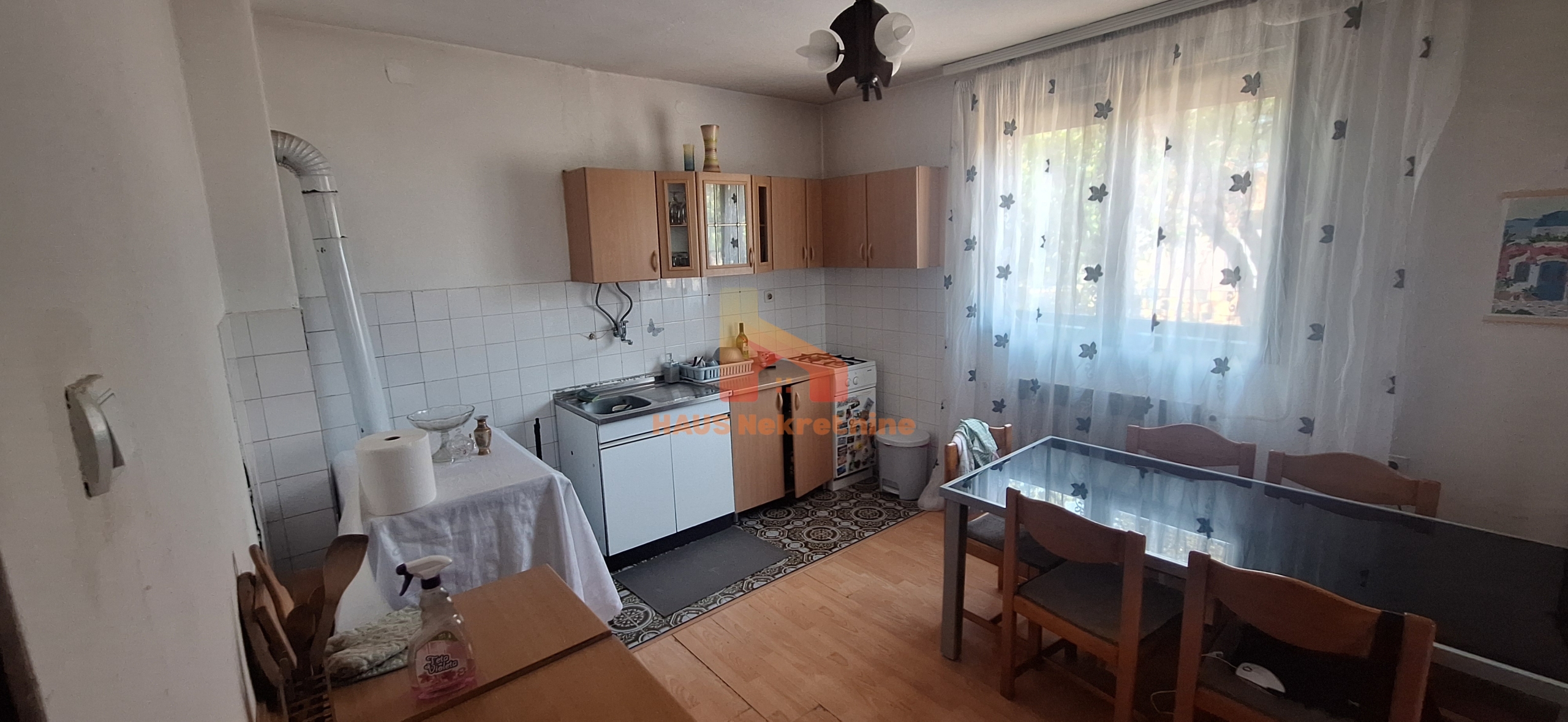 Kuća sa dvije stambene etaže – 160 m2 – Trn