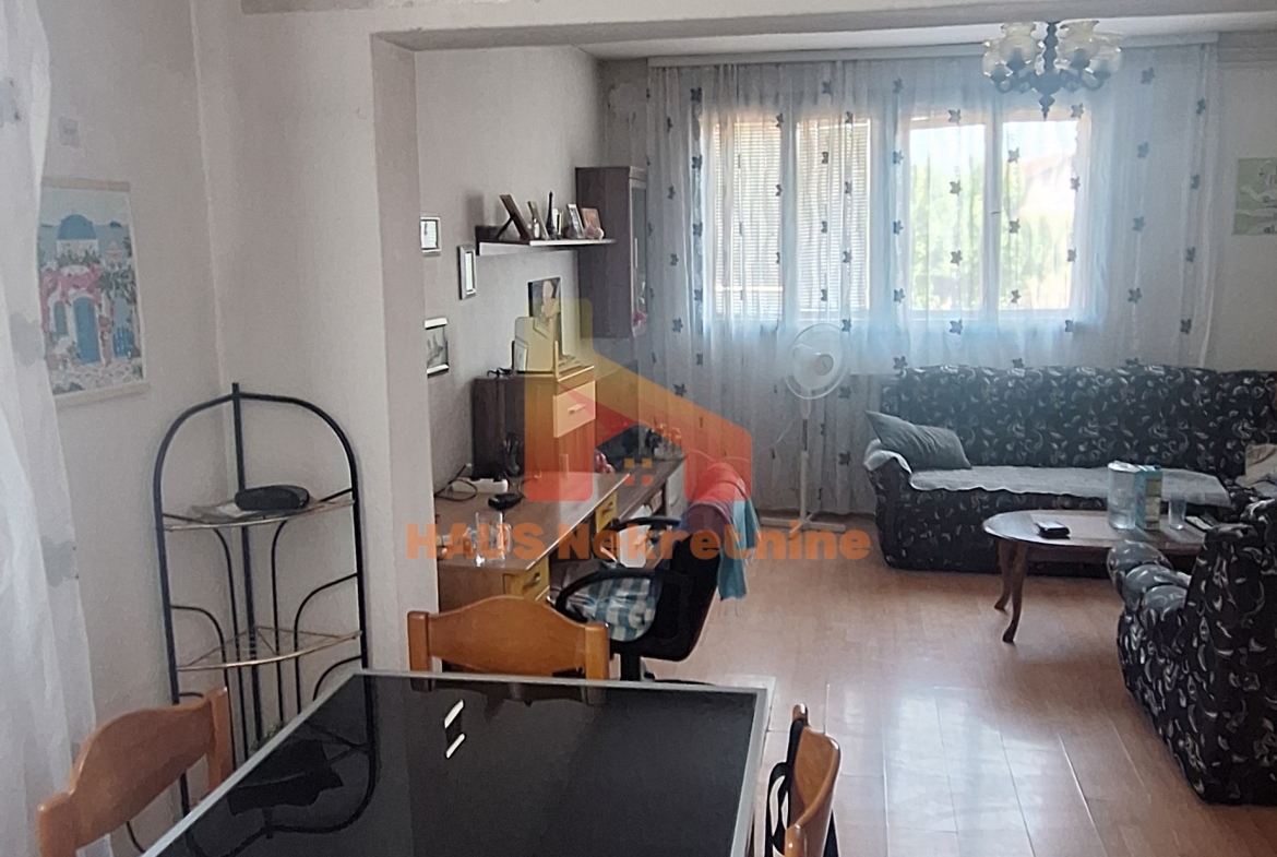 Kuća sa dvije stambene etaže – 160 m2 – Trn