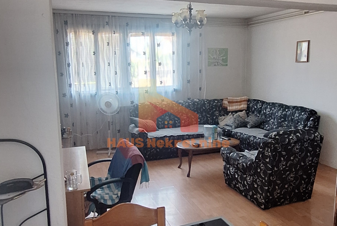 Kuća sa dvije stambene etaže – 160 m2 – Trn