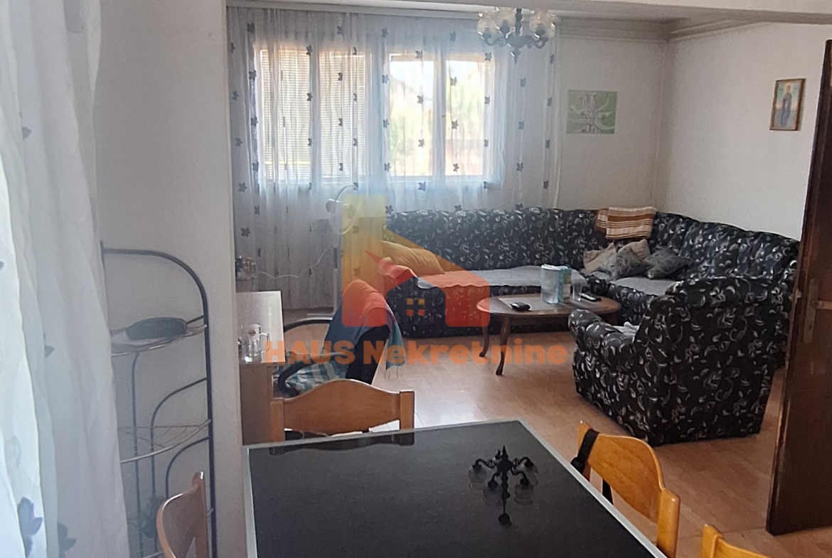 Kuća sa dvije stambene etaže – 160 m2 – Trn