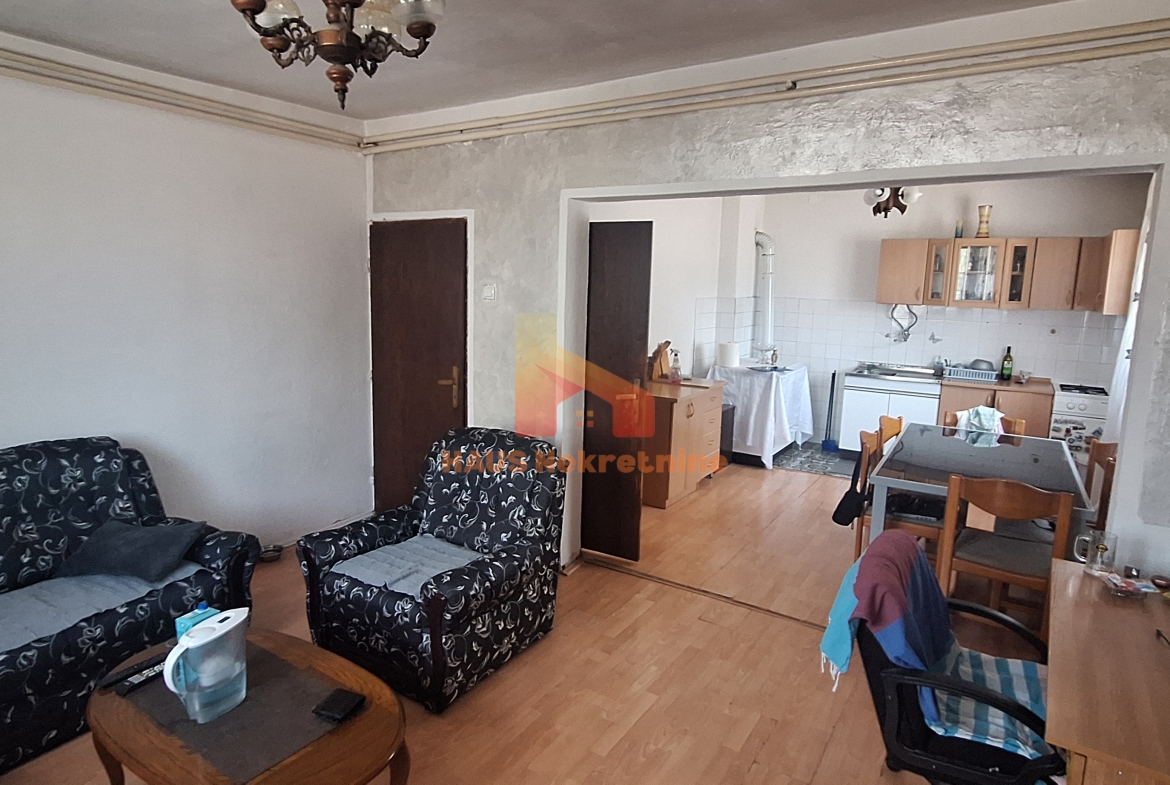 Kuća sa dvije stambene etaže – 160 m2 – Trn