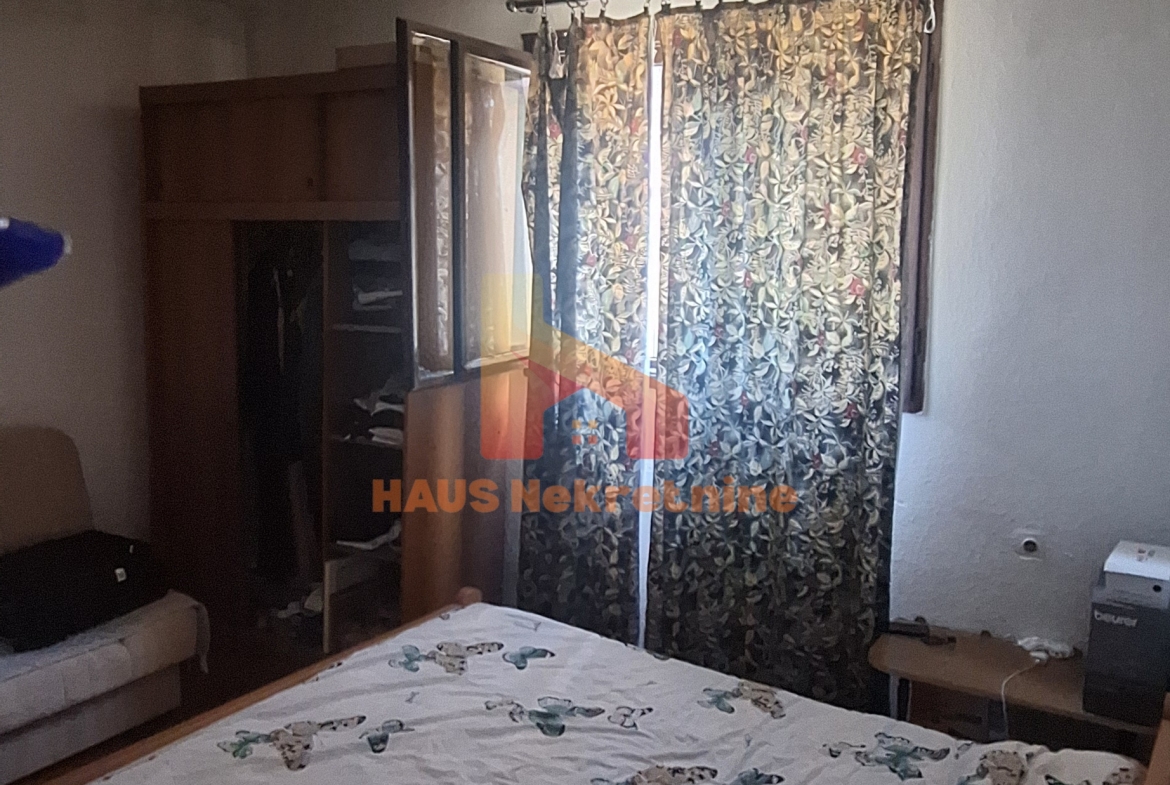 Kuća sa dvije stambene etaže – 160 m2 – Trn