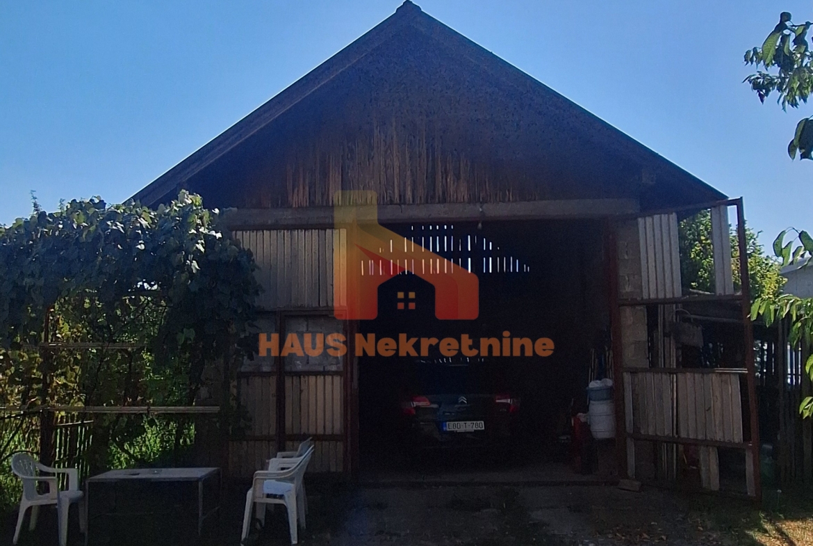 Kuća sa dvije stambene etaže – 160 m2 – Trn