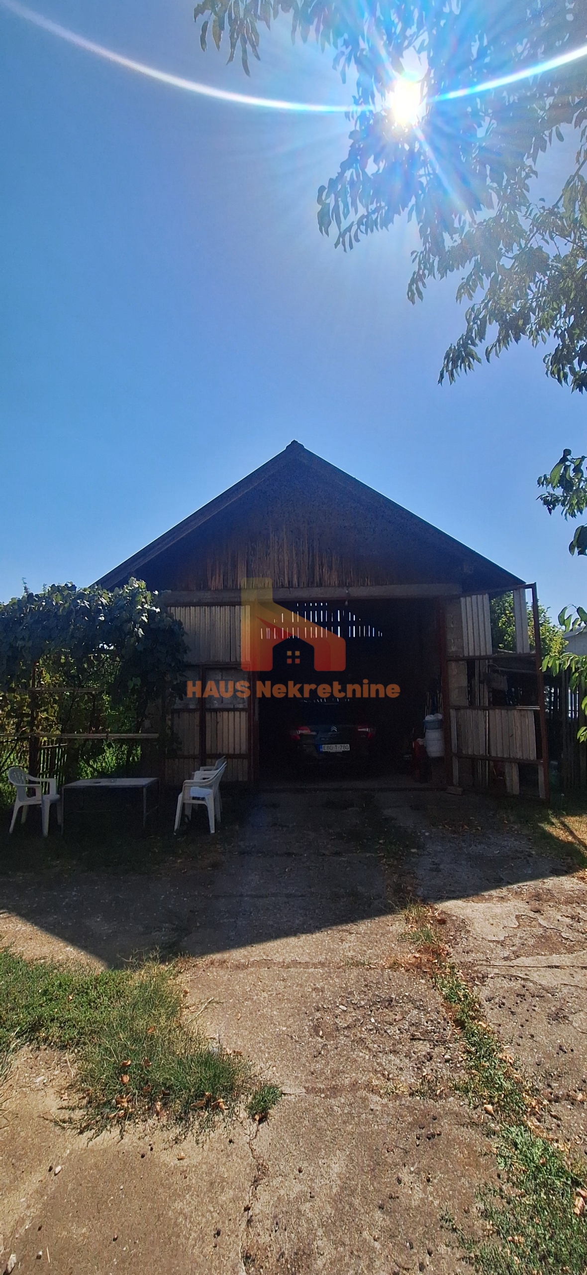 Kuća sa dvije stambene etaže – 160 m2 – Trn