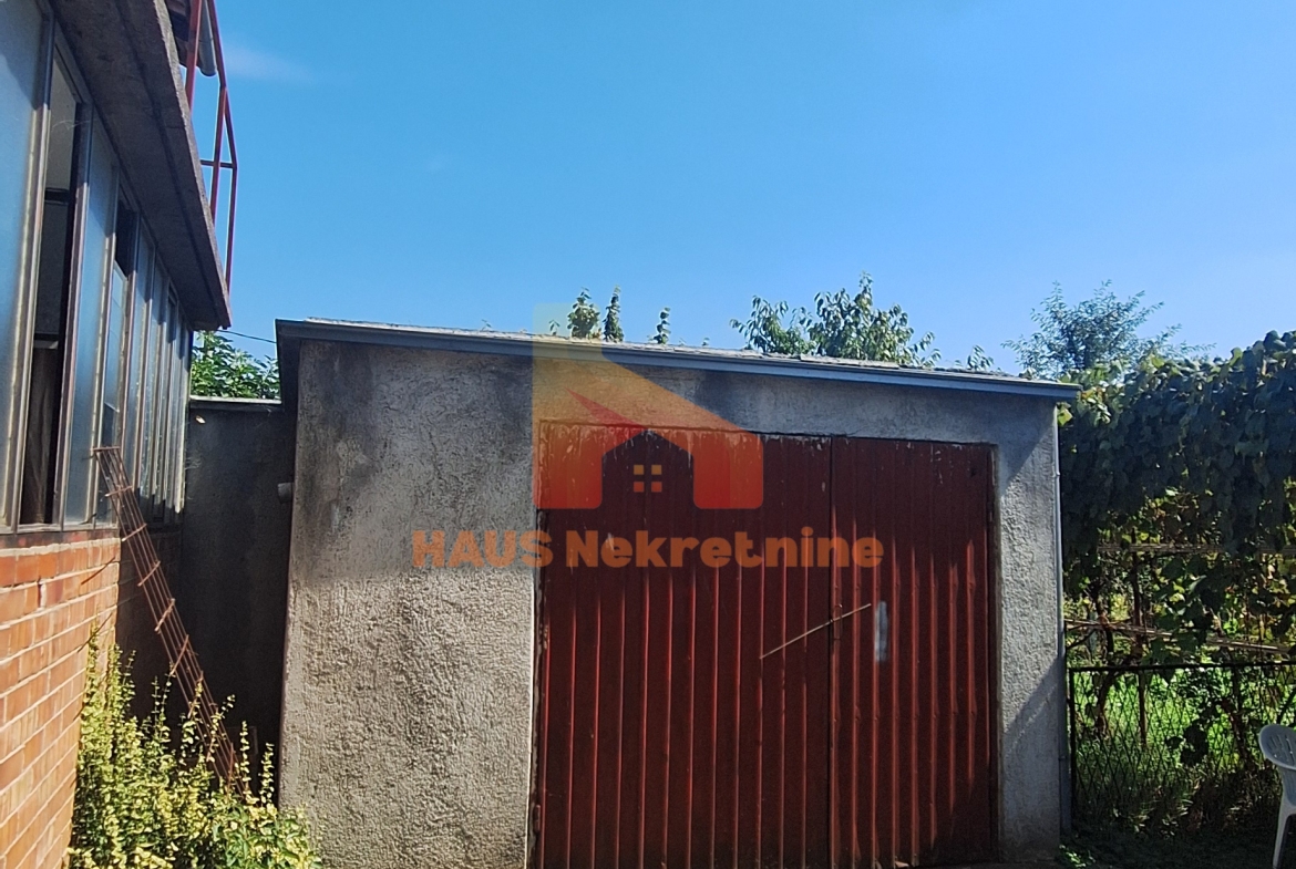 Kuća sa dvije stambene etaže – 160 m2 – Trn