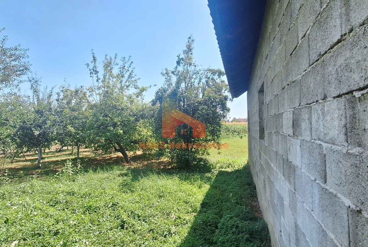 Kuća sa dvije stambene etaže – 160 m2 – Trn