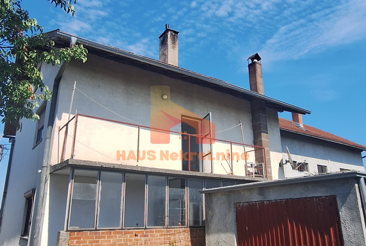 Kuća sa dvije stambene etaže – 160 m2 – Trn