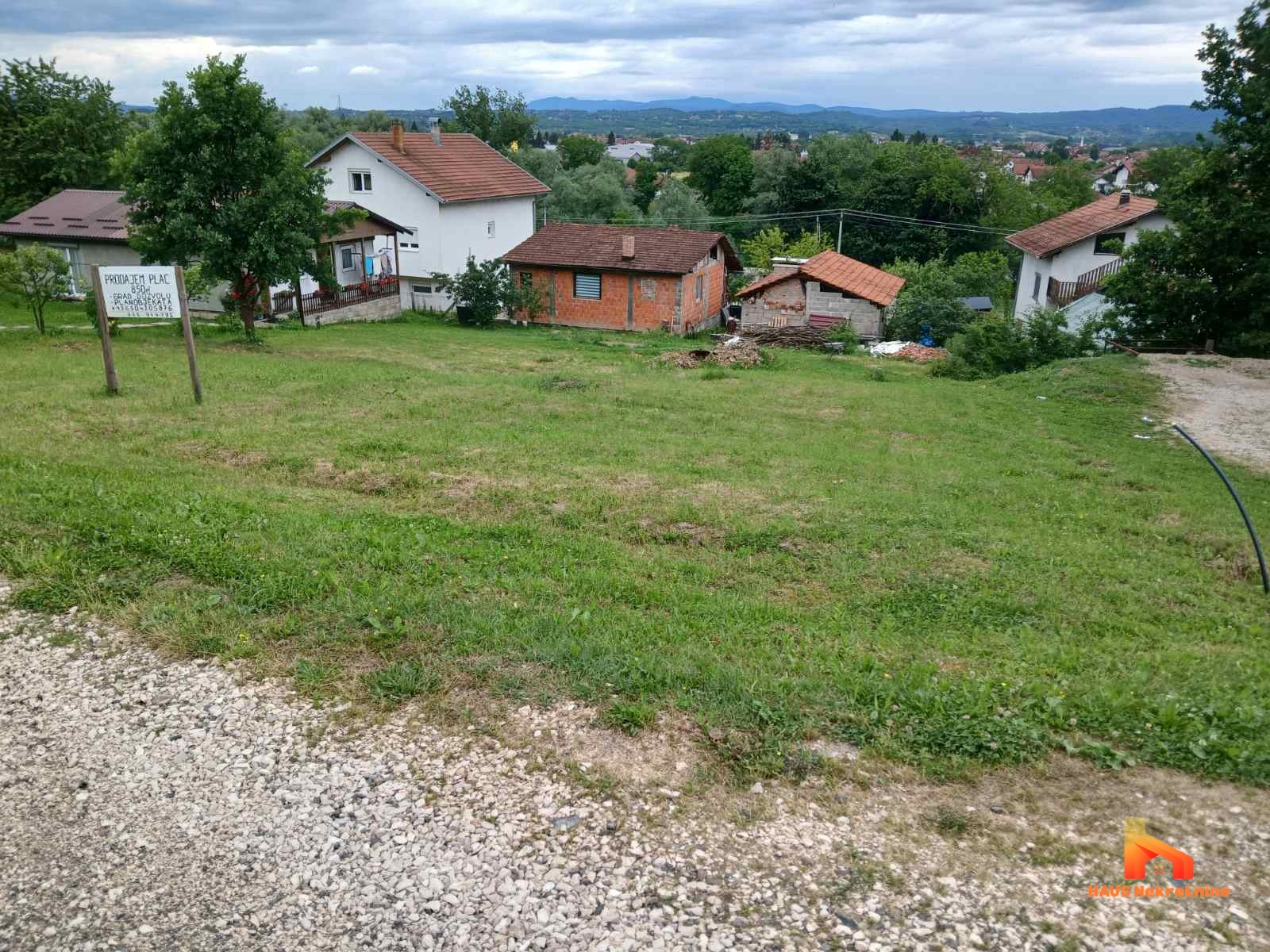 Građevinsko zemljište sa dozvolom i projektom – 850 m2 – PRIJEČANI