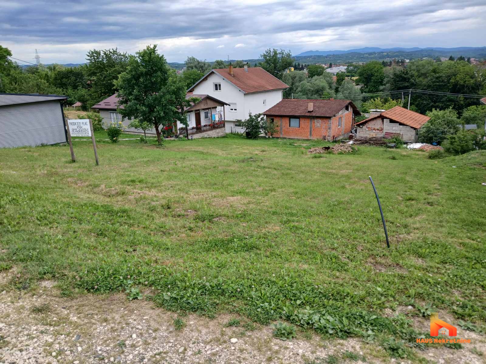 Građevinsko zemljište sa dozvolom i projektom – 850 m2 – PRIJEČANI