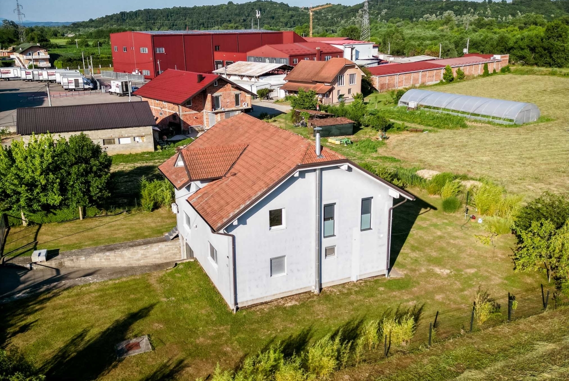 Porodična kuća sa uređenom okućnicom – 217 m2 – Laktaši
