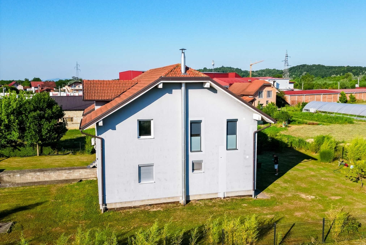 Porodična kuća sa uređenom okućnicom – 217 m2 – Laktaši