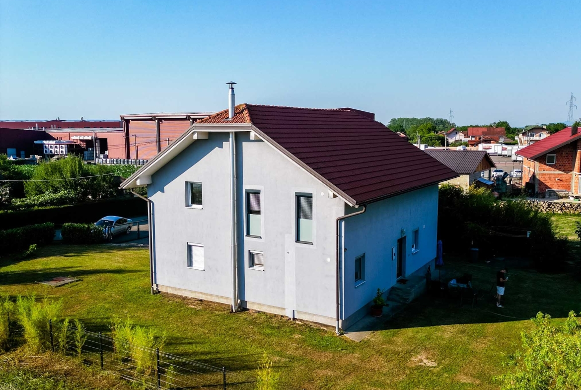 Porodična kuća sa uređenom okućnicom – 217 m2 – Laktaši