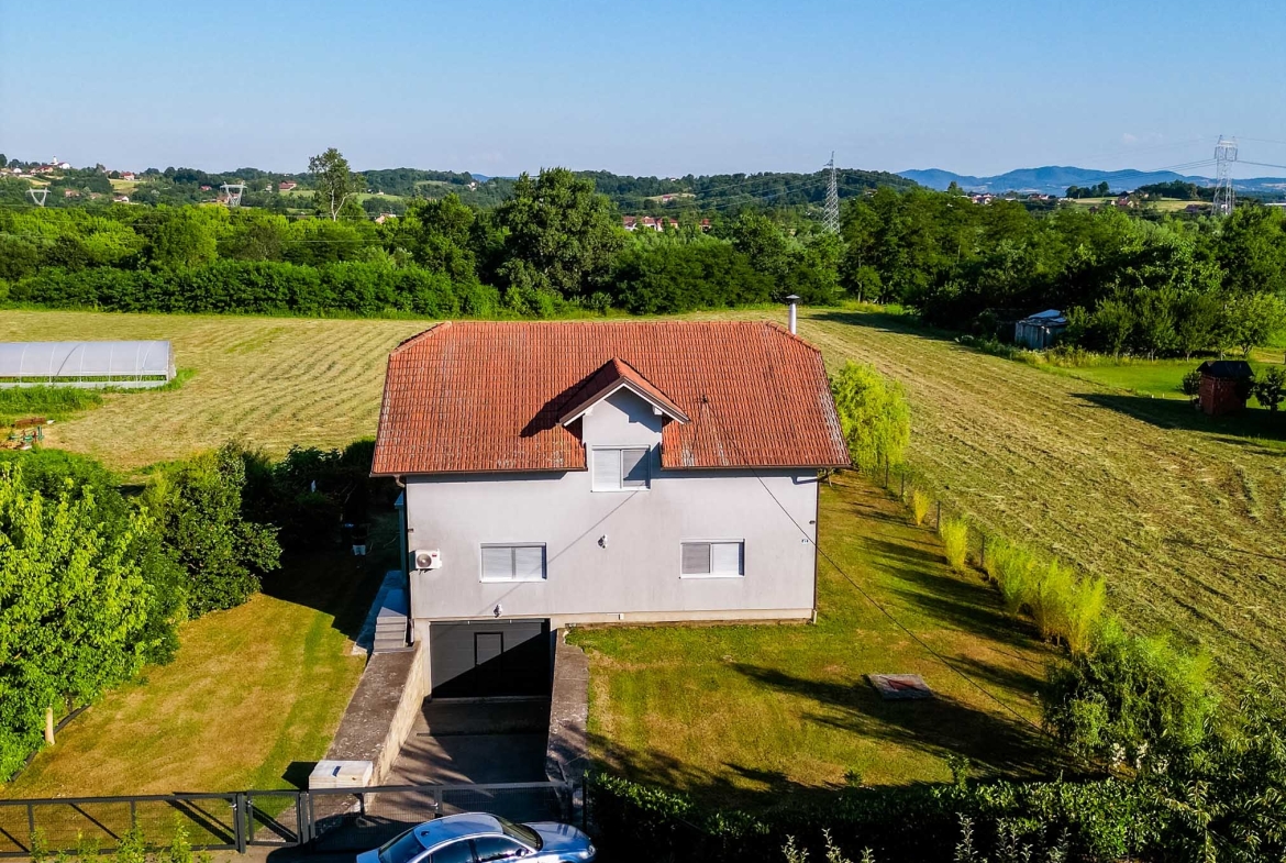 Porodična kuća sa uređenom okućnicom – 217 m2 – Laktaši