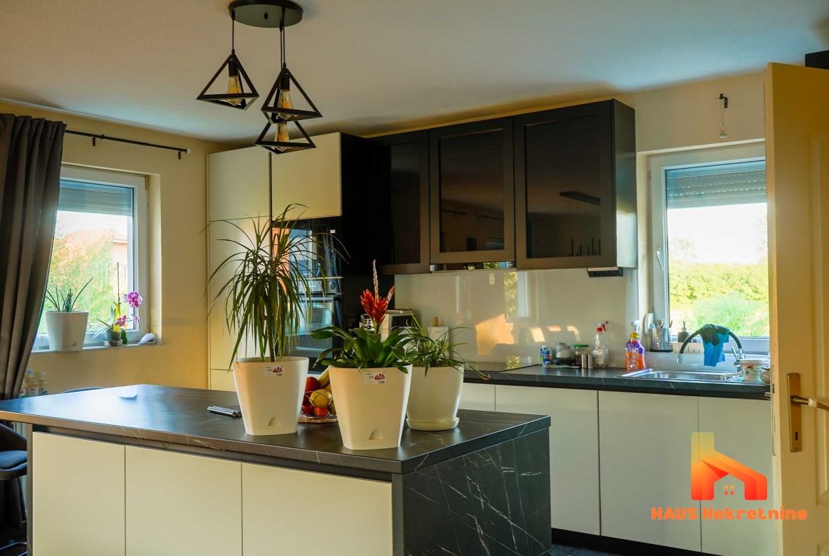 Porodična kuća sa uređenom okućnicom – 217 m2 – Laktaši