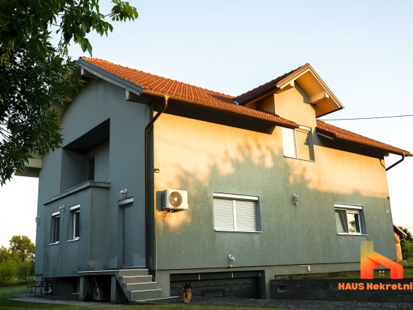 Porodična kuća sa uređenom okućnicom – 217 m2 – Laktaši