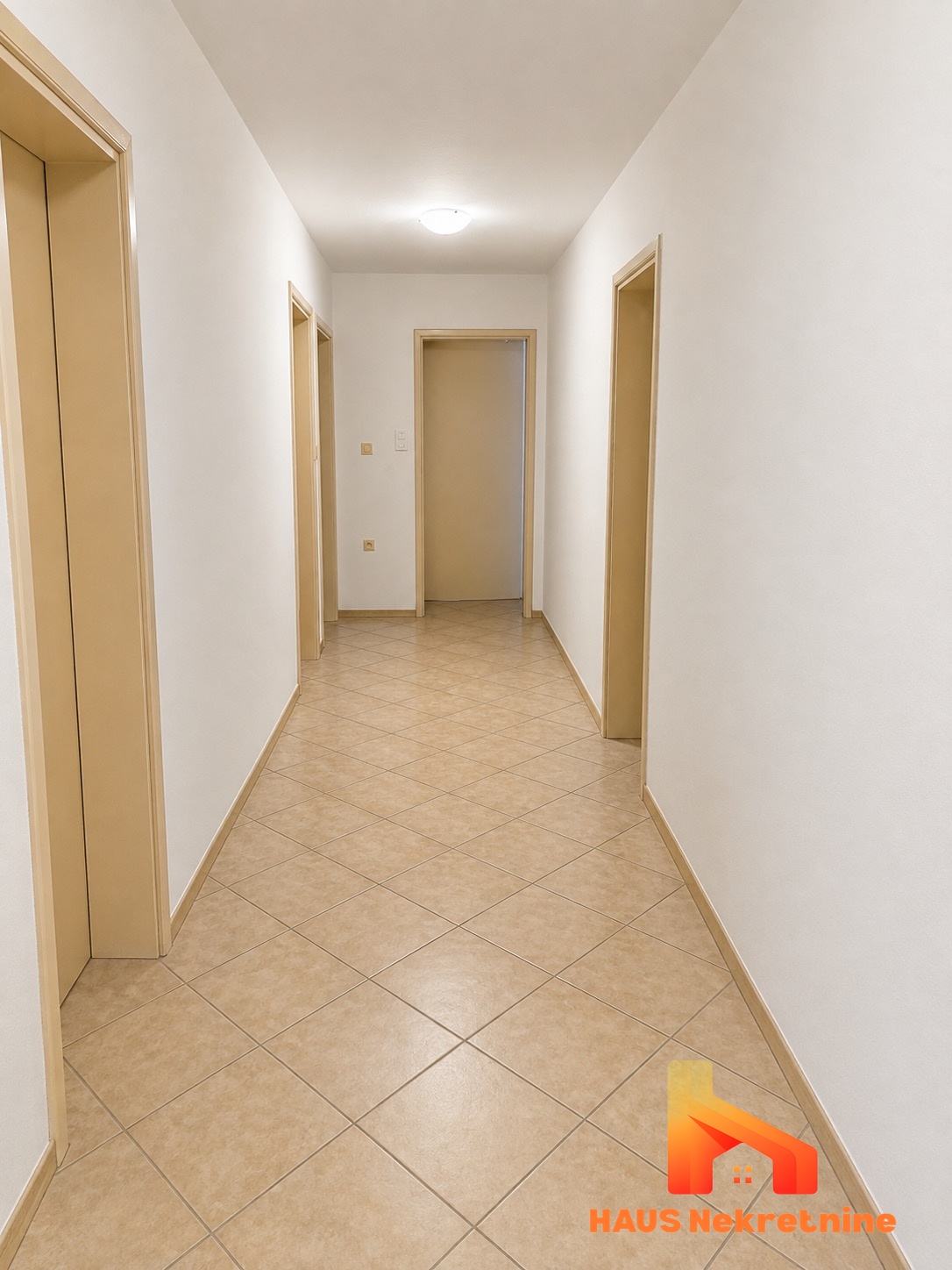 Porodična kuća sa dvorištem 1.250 m2 – 248 m2 – Maglajani