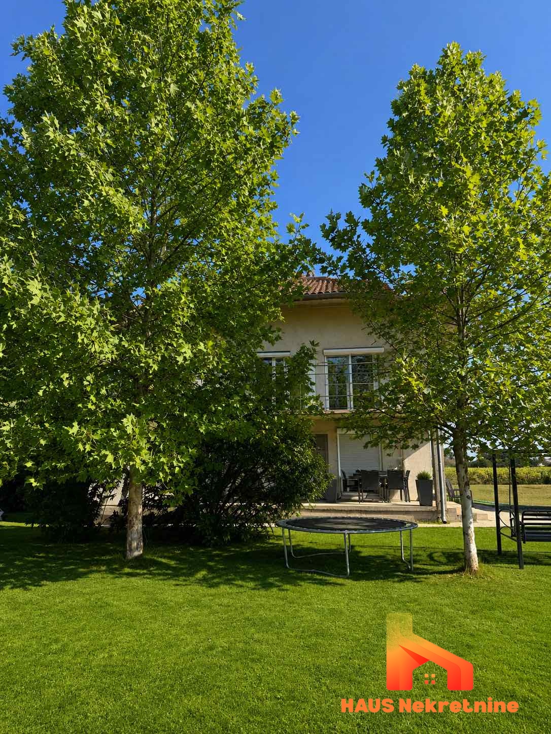 Porodična kuća sa dvorištem 1.250 m2 – 248 m2 – Maglajani